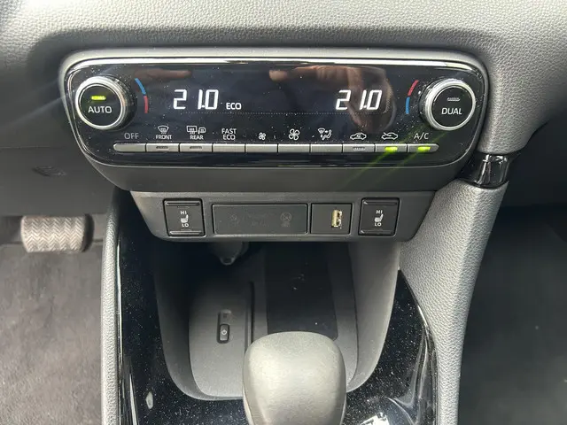 Toyota Yaris 1.5 Hybrid Executive 2021 Hybride Benzine 12