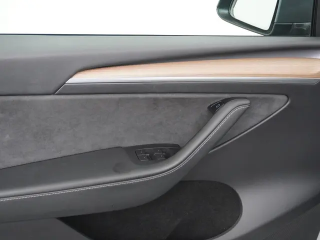 Tesla Model Y Long Range AWD 75 kWh 2021 Elektrisch 16