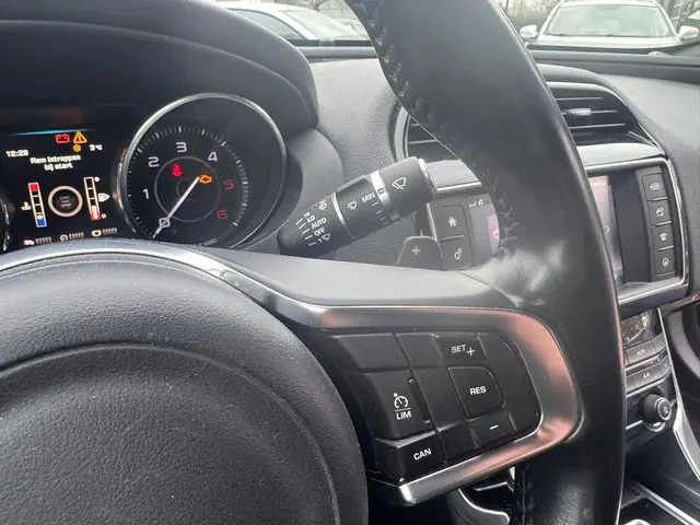 Jaguar XE 2.0 D Portfolio 2016 Diesel 24