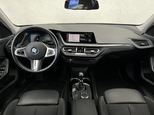 BMW 1 Serie 118i Executive Edition 2021 Benzine 3