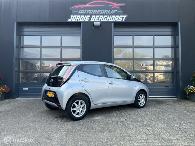 Toyota Aygo 1.0 VVT-i x-clusive 2015 Benzine 4