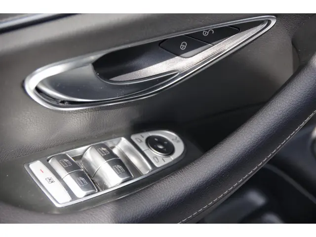 Mercedes-Benz E-Klasse 200 Prestige 2017 Benzine 12