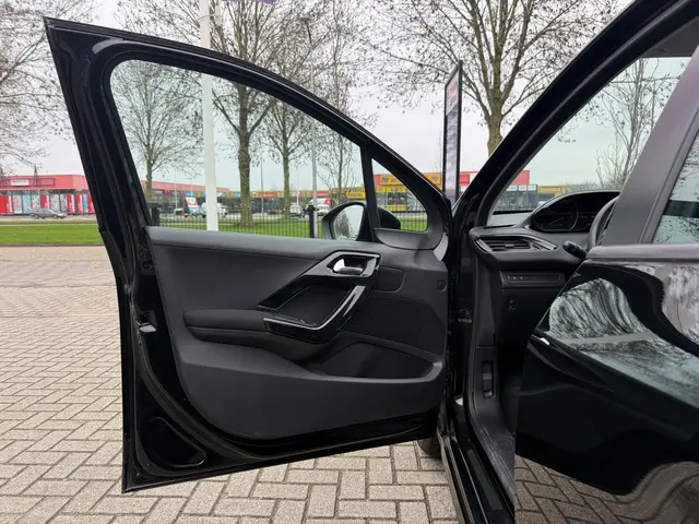 Peugeot 208 1.2 PureTech Blue Lease 2016 Benzine 11