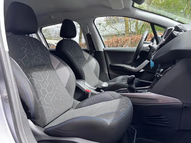 Peugeot 2008 1.2 PureTech Allure 2018 Benzine 19