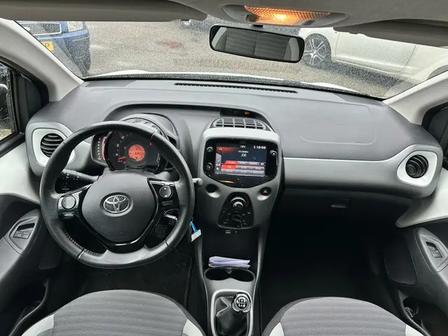 Toyota Aygo 1.0 VVT-i x-play ltd 2019 Benzine 7
