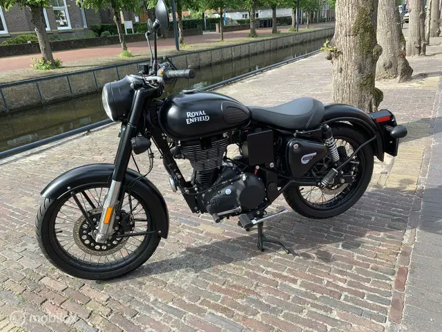 Royal Enfield Classic Squadron Blue 2018 Benzine 7