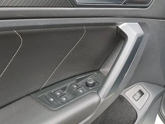 Volkswagen Tiguan 1.5 TSI R-Line Business+ 2023 Benzine 30