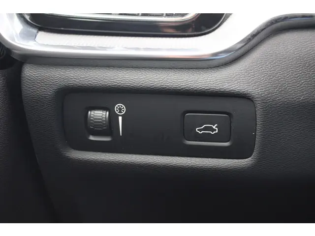 Volvo S60 2.0 B3 R-Design 2021 Benzine 25