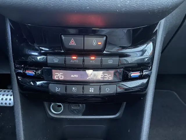 Peugeot 208 1.2 e-VTi Roland Garros 2014 Benzine 12