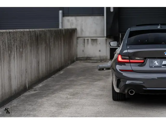 BMW 3 Serie 320i High Executive Edition 2020 Benzine 20
