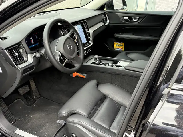Volvo V60 2.0 B4 Plus Dark 2023 Benzine 2