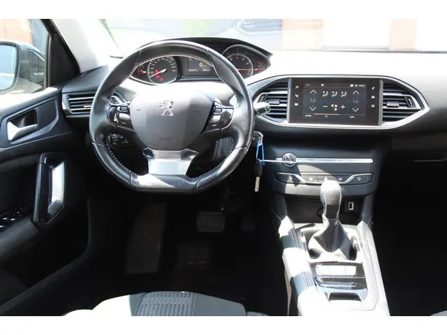 Peugeot 308 1.2 PureTech Allure 2018 Benzine 11