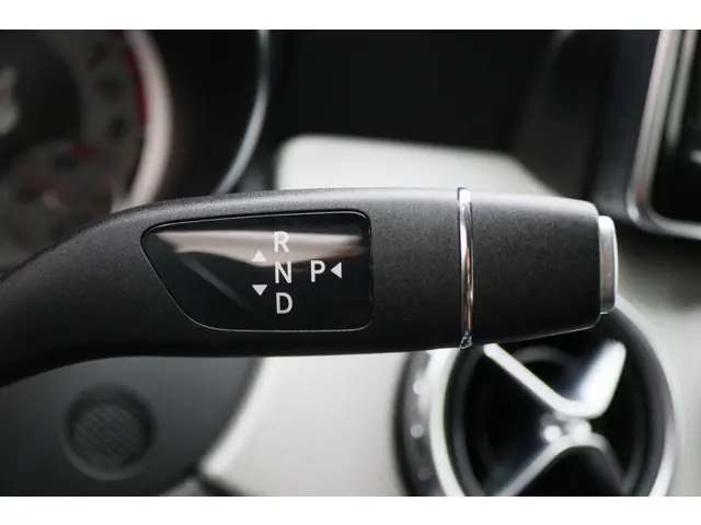 Mercedes-Benz GLA 180 Ambition Automaat 2015 Benzine 33