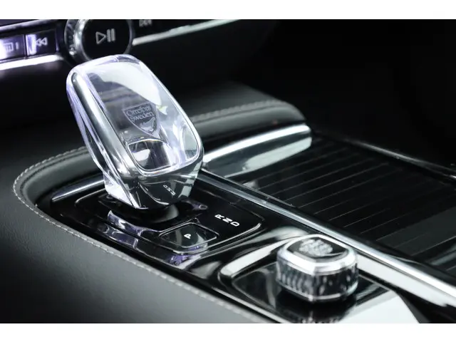 Volvo V60 T8 Recharge Ultra Dark 2025 Hybride Benzine 7