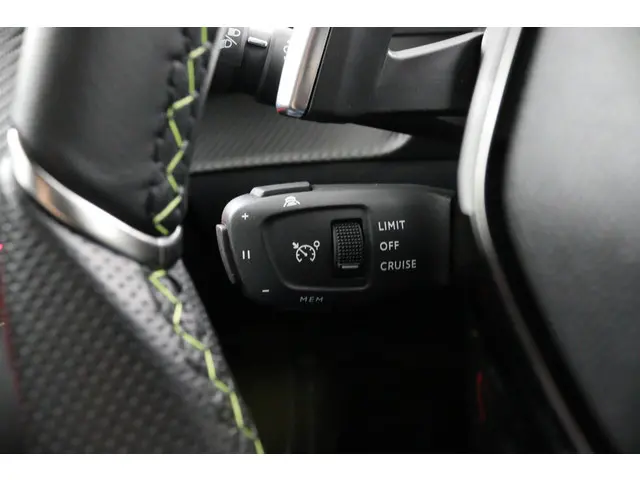 Peugeot 2008 1.2 Hybrid 136 GT 2024 Hybride Benzine 20