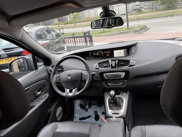 Renault Scénic 1.2 TCe Bose 2014 Benzine 31