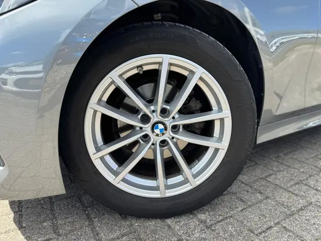 BMW 3 Serie Touring 318i 2023 Benzine 51
