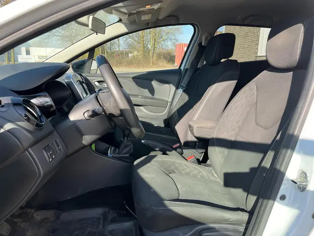 Renault Clio Estate 0.9 TCe Limited 2020 Benzine 3