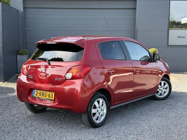 Mitsubishi Space Star 1.0 Intense 2013 Benzine 4
