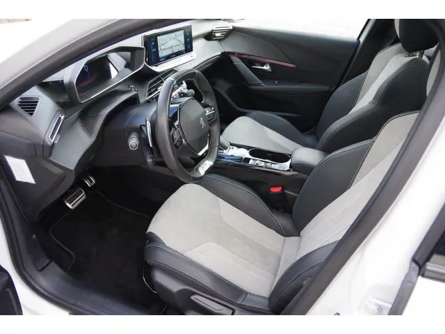Peugeot 208 1.2 PureTech GT Pack 2021 Benzine 19