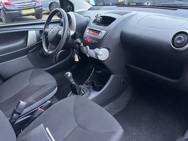 Toyota Aygo 1.0 VVT-i Now 2014 Benzine 9