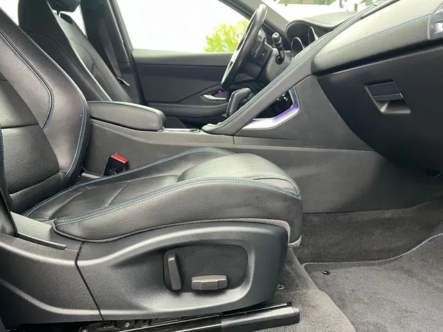 Jaguar E-PACE 2.0 P250 AWD R-Dynamic 2019 Benzine 24