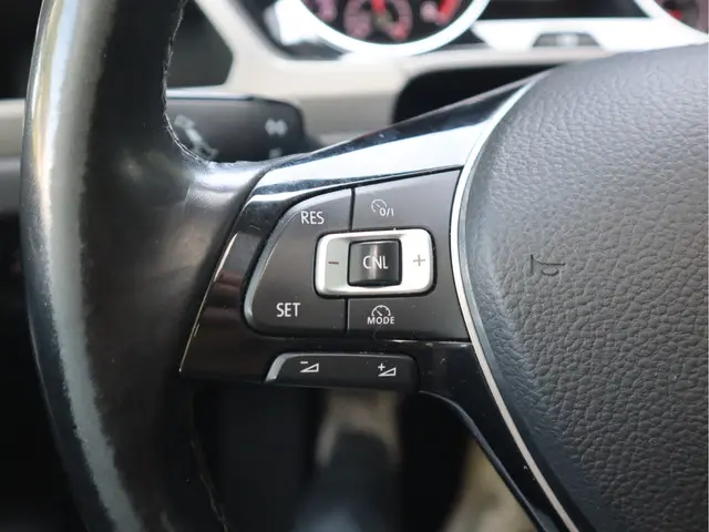 Volkswagen Touran 1.2 TSI Connected Series 2017 Benzine 27
