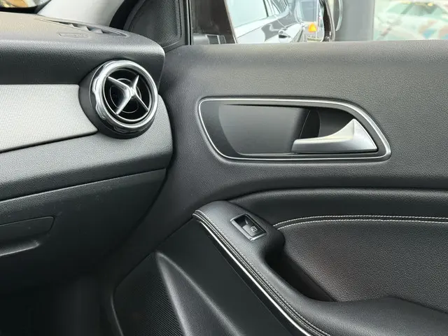 Mercedes-Benz GLA 180 2018 Benzine 14