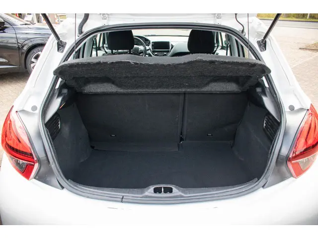 Peugeot 208 1.2 PureTech Signature 2019 Benzine 17