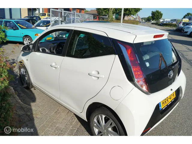 Toyota Aygo 1.0 VVT-i x-play 2016 Benzine 10