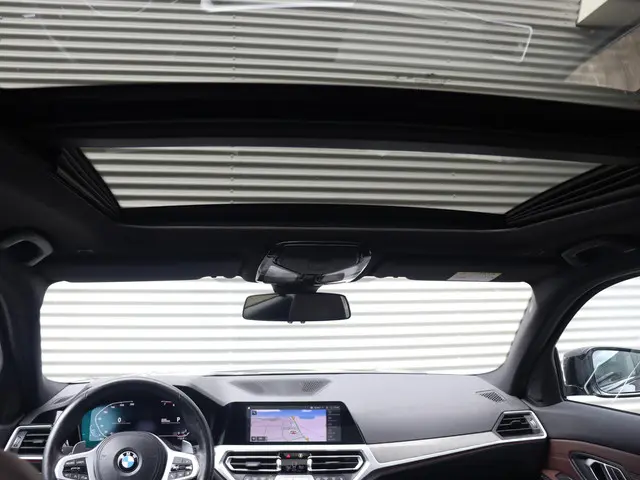 BMW 3 Serie Touring 320i 2022 Benzine 35