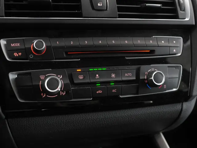 BMW 1 Serie 118i Essential 2015 Benzine 20