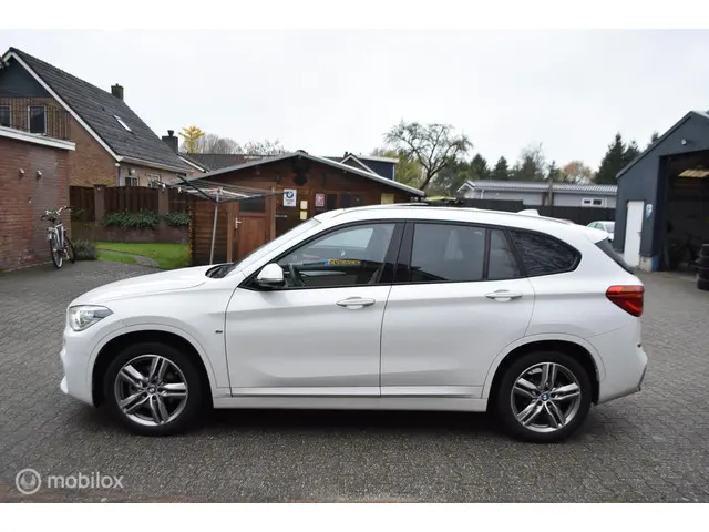 BMW X1 sDrive18i aut High Exe M Sport voll 2018 Benzine 7