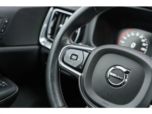 Volvo V60 2.0 B4 R-Design 2020 Benzine 26