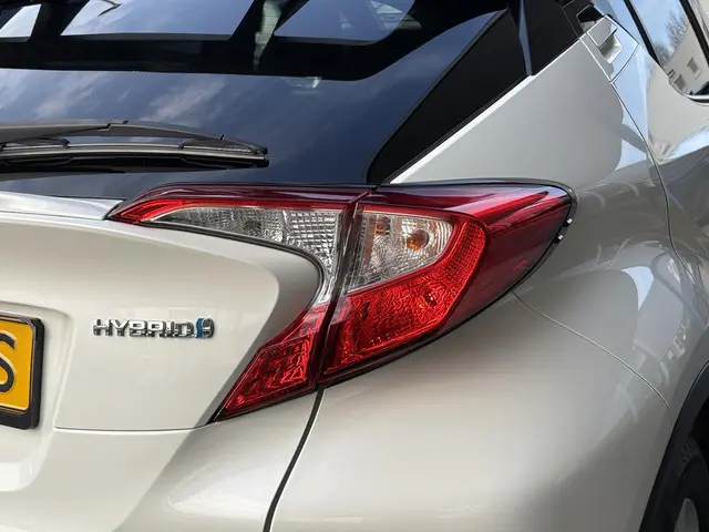 Toyota C-HR 1.8 Hybrid Bi-Tone 2017 Hybride Benzine 34
