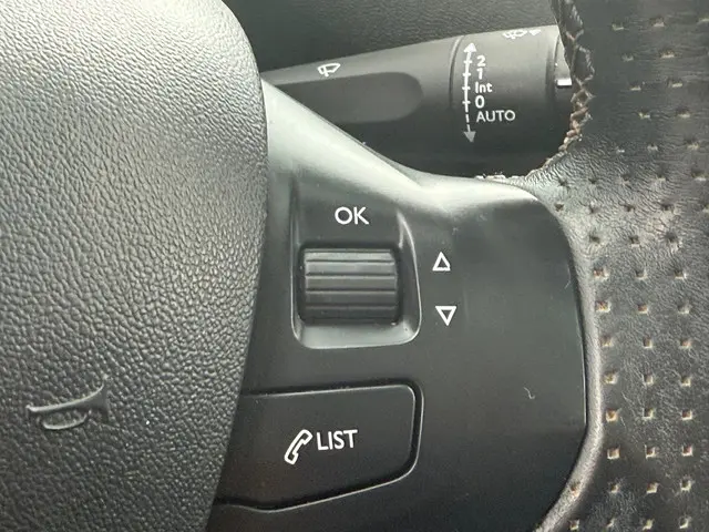 Peugeot 208 1.6 VTi Allure 2012 Benzine 12