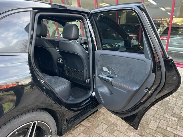 Mercedes-Benz B-Klasse 180 AMG Line 2023 Benzine 34