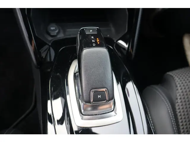 Peugeot 2008 1.2 PureTech GT 2021 Benzine 36