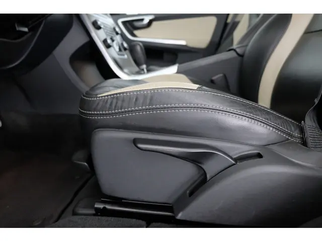 Volvo XC60 3.2 AWD R-Design 2012 Benzine 27