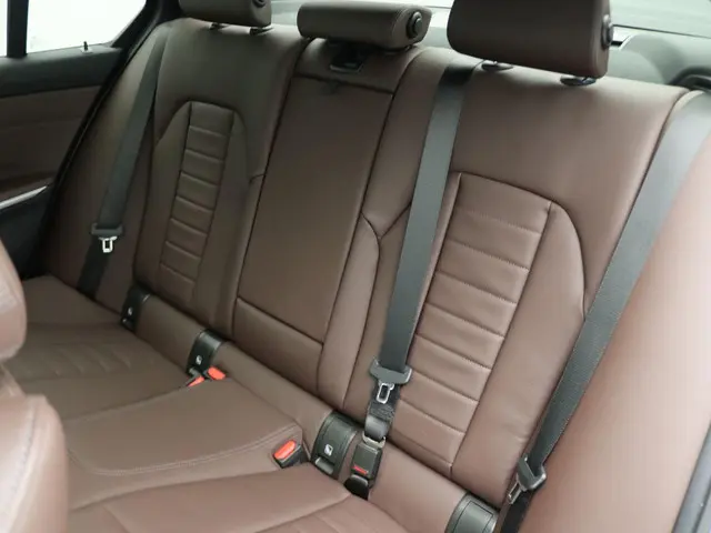 BMW 3 Serie Sedan 330e 2025 Hybride Benzine 26