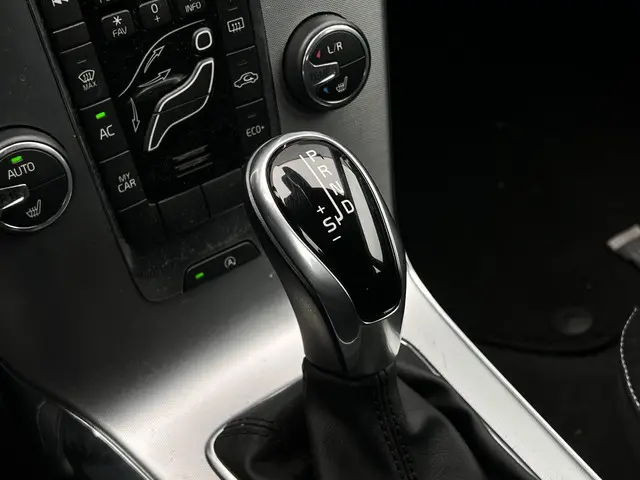 Volvo V40 T2 Nordic+ 2017 Benzine 16