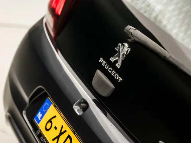Peugeot 108 1.0 VTi Sport 2014 Benzine 24