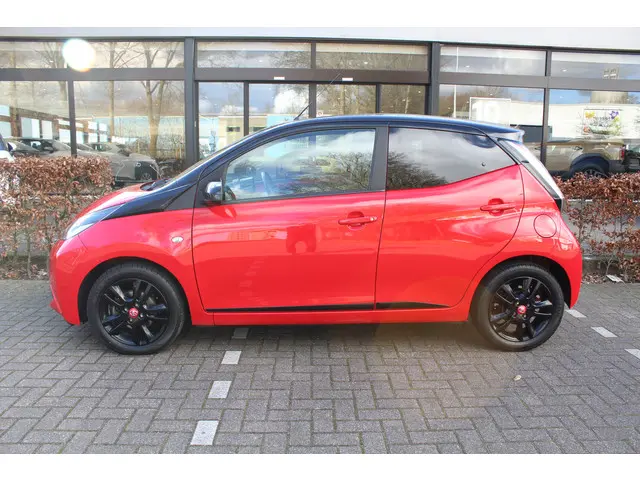 Toyota Aygo 1.0 VVT-i X-cite Bi-tone 2017 Benzine 2