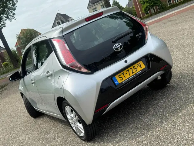 Toyota Aygo 1.0 VVT-i x-pose /Airco/Led/ 2017 Benzine 4