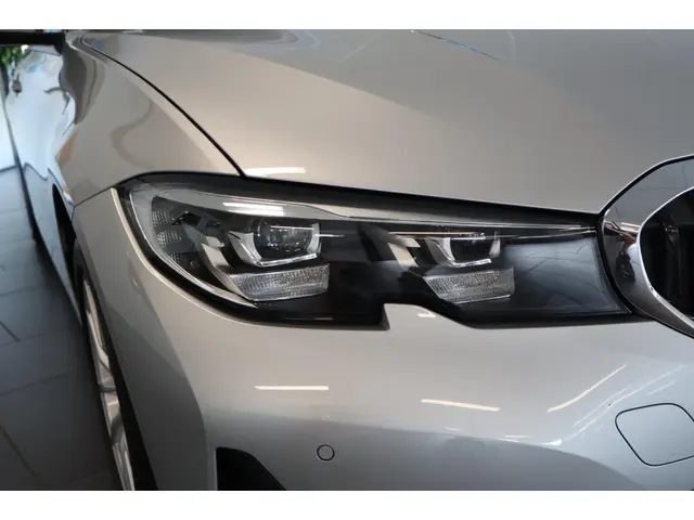 BMW 3 Serie Touring 318i Executive Edition 2021 Benzine 16