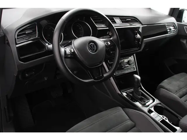 Volkswagen Touran 1.5 TSI DSG Highline 7p 2021 Benzine 9