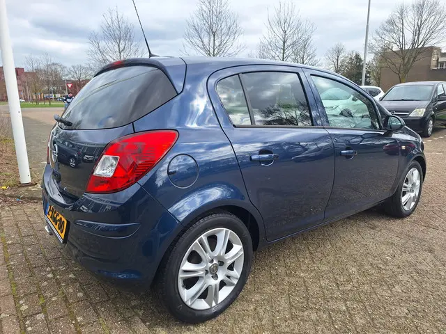 Opel Corsa 1.4-16V BlitZ 2014 Benzine 4