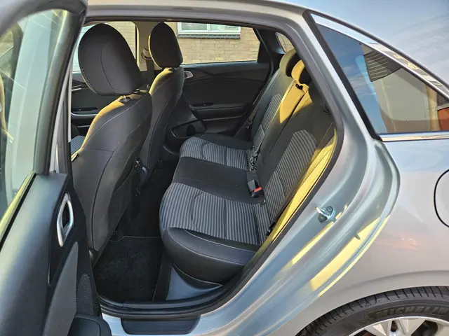 Kia Ceed 1.0 T-GDi DynamicLine 2023 Benzine 11