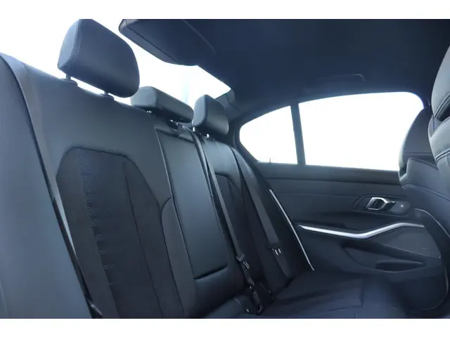 BMW 3 Serie Sedan 320i 2025 Benzine 12
