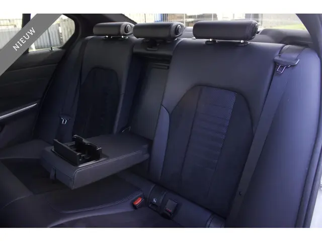 BMW 3 Serie 320i High Executive 2022 Benzine 25